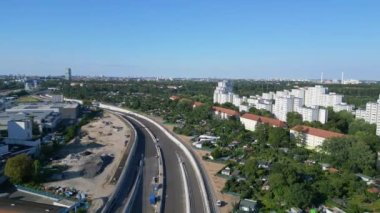 Sonnenallee Berlin 'deki prefabrik apartmanlar. İHA. İHA 'yı ters uçur Yüksek kalite 4K görüntü