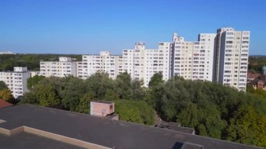 Sonnenallee Berlin 'deki prefabrik apartmanlar. Dolly sağ drone. Yüksek kalite 4k görüntü
