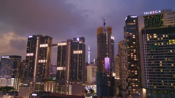 ナイトライトエクスチェンジTrxモールでのKl都市 ドローン ドローンの高品質の4K映像を傾ける — ストック動画