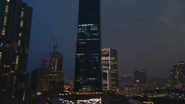 ナイトライトエクスチェンジTrxモールでのKl都市 ドローンを傾ける 高品質の4K映像 — ストック動画