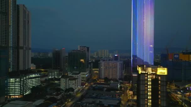 ナイトライトエクスチェンジTrxモールでのKl都市 人形右ドローン 高品質の4K映像 — ストック動画