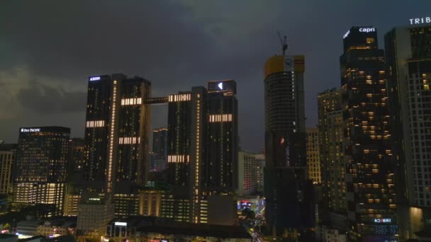 ナイトライトエクスチェンジTrxモールでのKl都市 ドローン 人形の右のドローン良質4K映像 — ストック動画