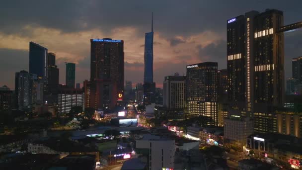 ナイトライトエクスチェンジTrxモールでのKl都市 フライリバースドローン 高品質の4K映像 — ストック動画