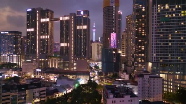 ナイトライトエクスチェンジTrxモールでのKl都市 ドローン ドローン高品質4K映像を降下する — ストック動画