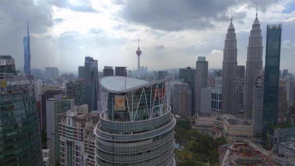 City Petronas Torri Gemelle Giorno Grattacielo Drone Ascendente Filmati Alta — Video Stock