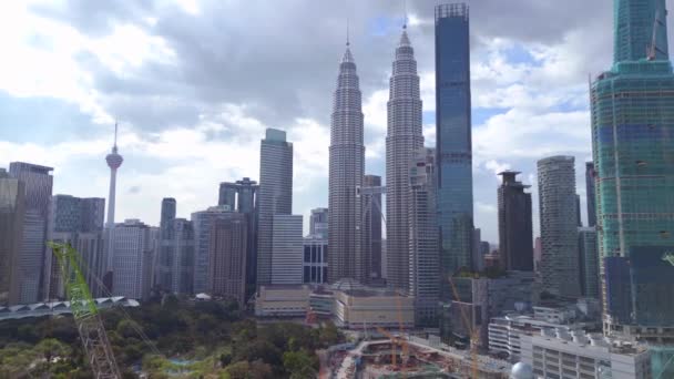 City Petronas Вежі Близнюки Хмарочос День Панорамний Огляд Безпілотника Високоякісні — стокове відео