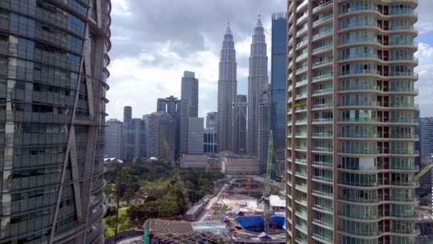 City Petronas Torri Gemelle Giorno Grattacielo Drone Volo Passaggio Molto — Video Stock