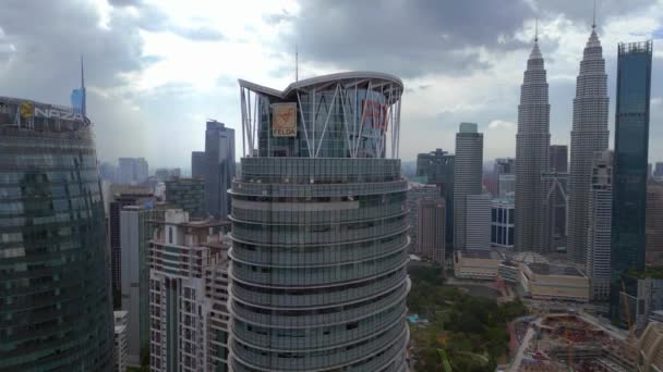City Petronas Torri Gemelle Giorno Grattacielo Drone Discendente Filmati Alta — Video Stock