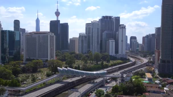 Puente Moderno Kuala Lumpur Rascacielos Ciudad Dron Ascendente Imágenes Alta — Vídeos de Stock