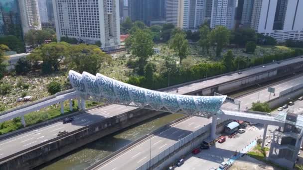 Arranha Céu Moderno Cidade Kuala Lumpur Drone Descendente Imagens Alta — Vídeo de Stock