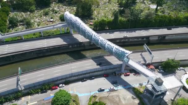 Puente Moderno Kuala Lumpur Rascacielos Ciudad Vuele Dron Inverso Imágenes — Vídeo de stock