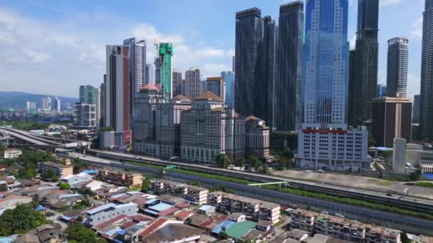 Arranha Céu Moderno Cidade Kuala Lumpur Drone Orbital Panorâmico Imagens — Vídeo de Stock