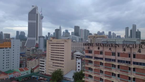 クアラルンプール 歴史あるチャイナタウン マレーシア ドローン 人形の右のドローン良質4K映像 — ストック動画