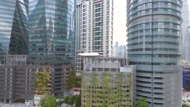 Distrito Financiero Kuala Lumpur Rascacielos Dron Descendente Imágenes Alta Calidad — Vídeos de Stock