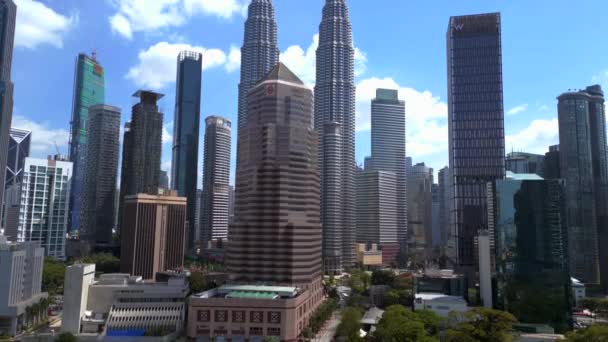 Arranha Céu Moderno Cidade Kuala Lumpur Drone Ascendente Imagens Alta — Vídeo de Stock