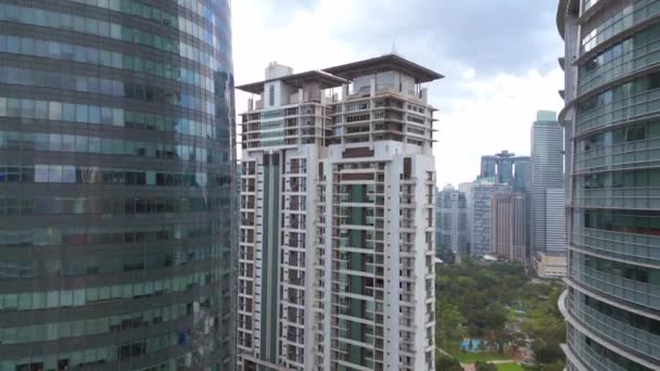 Distrito Financeiro Kuala Lumpur Skyscraper Drone Descendente Imagens Alta Qualidade — Vídeo de Stock