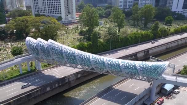 Puente Moderno Kuala Lumpur Rascacielos Ciudad Vuele Dron Inverso Imágenes — Vídeos de Stock