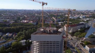 Berlin inşaatı sırasında otel gökdeleninde. Panorama yörünge dronu. Yüksek kalite 4k görüntü