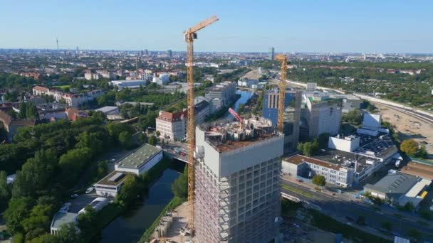柏林建筑期间的酒店摩天大楼 全景概览无人驾驶飞机 高质量的4K镜头 — 图库视频影像