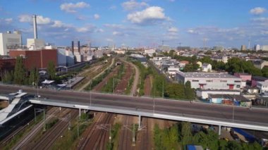 Berlin Köprüsü S-Bahn Demiryolu Yazı. Panorama insansız hava aracı. Yüksek kalite 4k görüntü