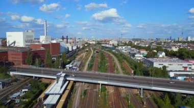 Berlin Köprüsü S-Bahn Demiryolu Yazı. Üstten kumandalı hava aracı. Yüksek kalite 4k görüntü