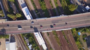 Berlin Köprüsü S-Bahn Demiryolu Yazı. dikey kuşların görüş dronu. Yüksek kalite 4k görüntü
