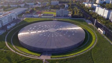 Velodrom Landsberger Allee Berlin Binası. Yukarıdan insansız hava aracı görüntüleri. Yüksek kalite 4k görüntü