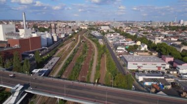 Berlin Köprüsü S-Bahn Demiryolu Yazı. İHA iniyor. Yüksek kalite 4k görüntü