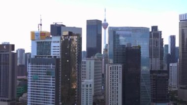 Şehir merkezi kuala lumpur asia metropolis. İHA iniyor. Yüksek kalite 4k görüntü