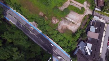 Kuala Lumpur 'daki yağmur ormanları insansız hava aracını kaldırdı. Yüksek kalite 4k görüntü