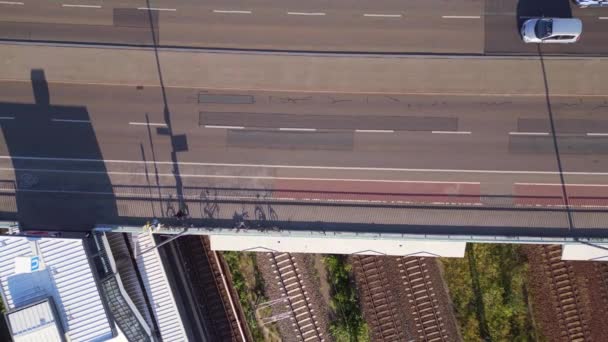 Berlijnse Brug Bahn Spoorlijnen Zomer Verticaal Vogelperspectief Drone Hoge Kwaliteit — Stockvideo