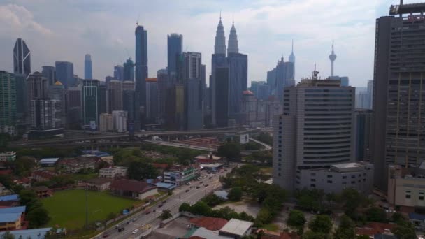 Азиатский Мегаполис Куала Лумпур Малайзия Долли Оставила Дрон Высококачественные Кадры — стоковое видео