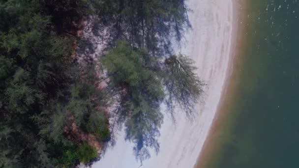 Isla Langkawi Tanjung Rhu Playa Arena Vertical Birds Eye View — Vídeo de stock