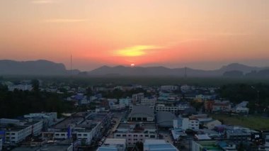 Eski Tayland şehri Krabi 'de günbatımı. İHA iniyor. Yüksek kalite 4k görüntü