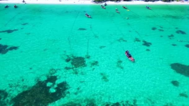 Longtail Boten Turquoise Water Het Strand Drone Top Naar Beneden — Stockvideo