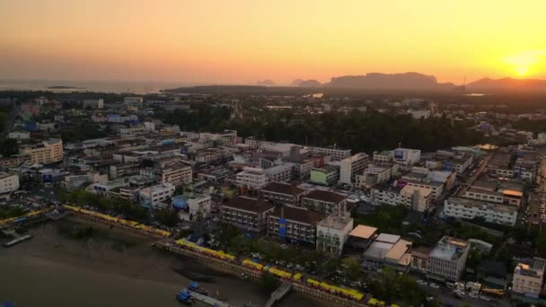 Solnedgång Asiatiska Staden Krabi Gamla Stan Thailand Panorama Översikt Drönare — Stockvideo