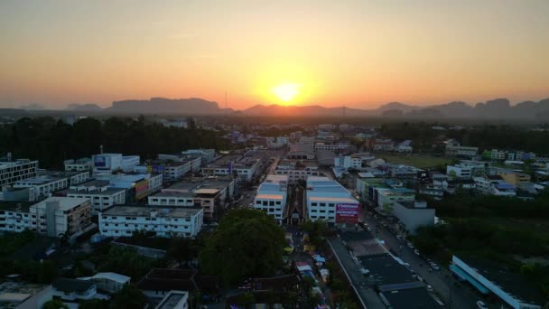Solnedgång Asiatiska Staden Krabi Gamla Stan Thailand Panorama Översikt Drönare — Stockvideo