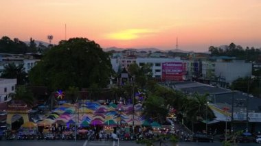 Eski Tayland şehri Krabi 'de günbatımı. Panorama insansız hava aracı. Yüksek kalite 4k görüntü