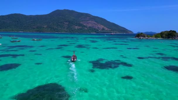 Łodzie Podwodne Turkusowej Wodzie Plaży Nad Dronem Przelotowym Wysokiej Jakości — Wideo stockowe