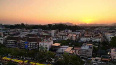 Eski Tayland şehri Krabi 'de günbatımı. Dolly sağ drone. Yüksek kalite 4k görüntü