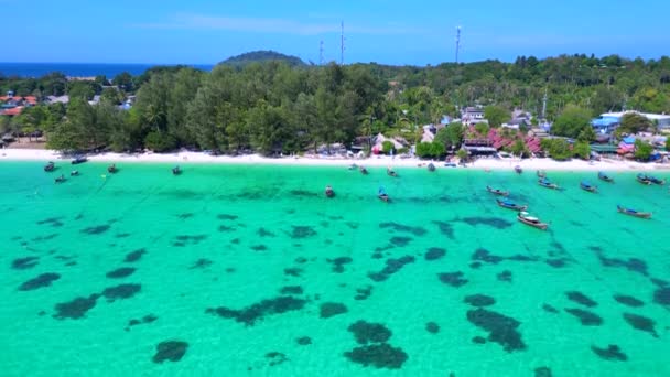 Longtail Čluny Tyrkysové Vodě Pláži Přehled Panorama Dron Vysoce Kvalitní — Stock video