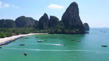 Meşhur Tayland Kayalıkları Railay Plajı Yengeci. Geri geri uçun. Yüksek kalite 4k görüntü