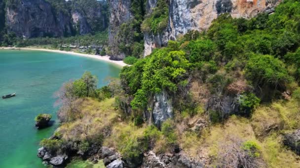 有名なタイの岩の崖 レイライビーチクラビ ドローン降下 高品質の4K映像 — ストック動画