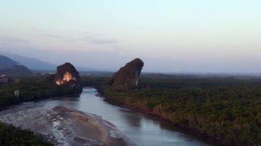 Akşam mangrov nehri Krabi Tayland. Tersine. Yüksek kalite 4k görüntü