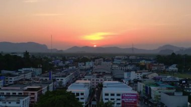 Eski Tayland şehri Krabi 'de günbatımı. Panorama insansız hava aracı. Yüksek kalite 4k görüntü