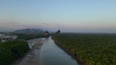 Akşam mangrov nehri Krabi Tayland. Panorama insansız hava aracı. Yüksek kalite 4k görüntü