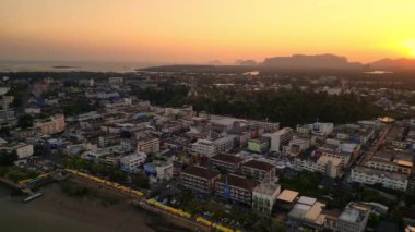 Eski Tayland şehri Krabi 'de günbatımı. Panorama insansız hava aracı. Yüksek kalite 4k görüntü