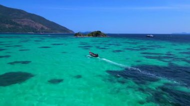 Kumsalda turkuaz suda uzun kuyruklu tekneler. İHA takibi. Yüksek kalite 4k görüntü