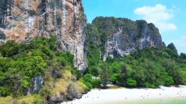 Meşhur Tayland Kayalıkları Railay Plajı Yengeci. İHA 'yı indirin. Yüksek kalite 4k görüntü