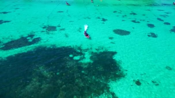 Barcos Cola Larga Agua Turquesa Playa Drone Filmó Desde Arriba — Vídeo de stock
